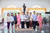 นายพงษ์ศิริ กุสุมภ์ อดีตผู้ว่าฯนครพนมและรศ.วิจิตรา กุสุมภ์ ภรรยา และบุตร บริจาคเงิน จำนวน 1 ล้านบาท เพื่อสนับสนุนทุนห้องปฏิบัติการ ศูนย์ความเป็นเลิศทางด้านโรคตับ