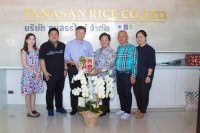 วันที่ 8 มกราคม 2561 ศูนย์ความเป็นเลิศทางด้านโรคตับและนายจิระเดช บุญมาก ตัวแทนชมรมคนรักษ์ตับ เข้ามอบช่อดอกไม้ สวัสดีปีใหม่ คุณบุญลักษณ์ วรอภิญญาภรณ์ และครอบครัว จังหวัดชัยนาท อีกทั้งยังมีโอกาสได้เยี่ยมชม โรงสี บริษัท ธนสรรไรซ์ จำกัด