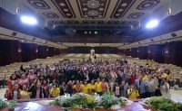 ภาพบรรยากาศเมื่อวันอาทิตย์ที่ 20 ตุลาคม 2562 ที่ผ่านมา ศูนย์ความเป็นเลิศทางการแพทย์ด้านโรคตับ โรงพยาบาลจุฬาลงกรณ์ สภากาชาดไทย ได้จัดงานเสวนารู้ทันโรคตับ ตอน ไวรัสตับอักเสบบี ซี ไขมันตับ มะเร็งตับ “กัญชาหรือยาหมอ” ณ หอประชุมจุฬาลงกรณ์มหาวิทยาลัย งานนี้สำเร็จลุล่วงไปได้ด้วยดีต้องขอขอบพระคุณวิทยากรผู้ทรงเกียรติ ศ.นพ.ยง ภู่วรวรรณ รศ.นพ.พินิจ กุลละวณิชย์ ศ.นพ.ธีระวัฒน์ เหมะจุฑา นพ.นพวุฒิ กีรติกรณ์สุภัค ดร.พญ.รุ่งฤดี ชัยธีรกิจ พญ.ณัชชา ปิ่นเจริญ พญ.ปัญญาวีร์ ปิติสุทธิธรรม และ นพ.ศุภพัชญ ศรีภูษณาพรรณ ที่มาร่วมมอบความรู้ให้ประชาชน พร้อมทั้งแขกรับเชิญพิเศษอย่างคุณนวลพรรณ ล่ำซำ คุณพชร ปัญญายงค์ และอีกหลายท่านที่มาร่วมพูดคุยแบ่งปันประสบการณ์บนเวที และเสียงเพลงอันไพเราะจากวง sweet time รวมถึงขอขอบคุณผู้เข้าร่วมงานทุกๆ ท่านที่เดินทางมาร่วมงานในครั้งนี้
