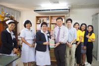 บ่ายวันนี้ 27 ธันวาคม 2562 รศ.ดร.นพ.ปิยะวัฒน์ โกมลมิศร์ นพ.ศุภพัชญ ศรีภูษณาพรรณ และเจ้าหน้าที่ศูนย์ความเป็นเลิศทางการแพทย์ด้านโรคตับ เข้าสวัสดีปีใหม่ คุณเฉลาศรี เสงี่ยม หัวหน้าพยาบาลโรงพยาบาลจุฬาลงกรณ์ พร้อมมอบกระเช้าของขวัญ เนื่องในวันขึ้นปีใหม่ 2563
