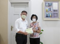 ศูนย์ความเป็นเลิศทางการแพทย์ด้านโรคตับได้รับน้ำใจจาก คุณเรวดี อุดมสุวรรณกุล ที่มาบริจาคหน้ากากผ้าให้กับแพทย์ พยาบาล และบุคลากรทางการแพทย์ของศูนย์ฯ เพื่อใช้ในการปฏิบัติงานและดูแลผู้ป่วยได้อย่างปลอดภัย ศูนย์ความเป็นเลิศทางการแพทย์ด้านโรคตับขอกราบขอบพระคุณมา ณ โอกาสนี้