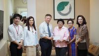 ศูนย์ความเป็นเลิศทางการแพทย์ด้านโรคตับขอขอบพระคุณ น.อ.หญิง สุจิตรา จันทร์อุไร  คุณนฤมล  มิ่งเมือง และคณะ ที่เดินทางมามอบเงินบริจาคจำนวน 1 ล้านบาท เพื่อสนับสนุนการดำเนินงานของศูนย์ฯ โรคตับ โดยมี รศ.ดร.นพ.ปิยะวัฒน์ โกมลมิศร์ หัวหน้าศูนย์ความเป็นเลิศทางการแพทย์ด้านโรคตับ เป็นผู้รับมอบ พร้อมด้วย พญ.เกศรินทร์ ถานะภิรมย์ และ นพ.ศุภพัชญ ศรีภูษณาพรรณ ณ ตึกวชิรุณหิศ โรงพยาบาลจุฬาลงกรณ์ สภากาชาดไทย