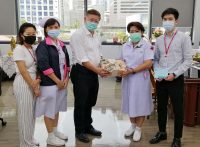 บ่ายวันนี้ 5 มกราคม 2564  รศ.ดร.นพ.ปิยะวัฒน์ โกมลมิศร์  นพ.ศุภพัชญ ศรีภูษณาพรรณ และเจ้าหน้าที่ศูนย์ความเป็นเลิศทางการแพทย์ด้านโรคตับ เข้าสวัสดีปีใหม่ คุณเฉลาศรี เสงี่ยม หัวหน้าพยาบาลโรงพยาบาลจุฬาลงกรณ์ พร้อมมอบของขวัญ เนื่องในวันขึ้นปีใหม่ 2564