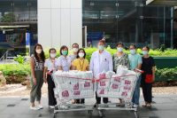 ศูนย์ความเป็นเลิศทางการแพทย์ด้านโรคตับขอขอบพระคุณ คุณเสรี คุณอัญชลี โอสถานุเคราะห์ จากร้านอาหารบัวและร้านดั๊กกี้ สุกี้ สาขาศรีนครินทร์ ที่มอบข้าวกล่องจำนวน 250 กล่อง เพื่อสนับสนุนและเป็นกำลังใจให้บุคลากรทางการแพทย์ โดยมี รศ.ดร.นพ.ปิยะวัฒน์ โกมลมิศร์ พร้อมเจ้าหน้าที่ศูนย์ฯ รับมอบ ณ โรงพยาบาลจุฬาลงกรณ์ สภากาชาดไทย โดยทางศูนย์ฯ ได้ส่งต่อไปยังเจ้าหน้าที่ที่ปฏิบัติงานในส่วนต่าง ๆ ของโรงพยาบาลจุฬาลงกรณ์ เป็นที่เรียบร้อย ขอขอบพระคุณอีกครั้งมา ณ โอกาสนี้