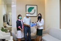ศูนย์ความเป็นเลิศทางด้านโรคตับขอขอบพระคุณ พ.อ.เกริกเกียรติ รักเผ่าพันธุ์ ที่มอบเงินบริจาคจำนวน 350,000 บาท ในการจัดซื้อเครื่องอัลตราซาวด์ ชนิดพกพา (Ultrasound Portable)  จำนวน 1 เครื่อง เพื่อสนับสนุนการทำงานและการรักษาผู้ป่วยของศูนย์ฯ โดยมี พญ.เกศรินทร์ ถานะภิรมย์ และคุณนันทิยา ศรีสุนทร รับมอบ ณ ตึกวชิรุณหิศ โรงพยาบาลจุฬาลงกรณ์ สภากาชาดไทย