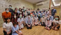 Merry Christmas and Happy New Year 2022 🎉  🎉  เย็นวันพฤหัสบดีที่ 23 ธันวาคม ศูนย์ความเป็นเลิศทางการแพทย์ด้านโรคตับ นำโดย รศ.ดร.นพ.ปิยะวัฒน์ โกมลมิศร์ ได้จัดงานเลี้ยงอาหารค่ำเพื่อขอบคุณคณะแพทย์ แพทย์ประจำบ้านต่อยอดสาขาวิชาโรคทางเดินอาหาร และเจ้าหน้าที่ เนื่องในเทศกาลปีใหม่ใกล้จะถึงนี้ ณ ร้านอาหาร The Local by Oam Thong Thai Cuisine ซึ่งเป็นร้านที่ได้รับรางวัล bib gourmand 5 ปีซ้อน จาก Michelin Guide โดยทุก ๆ เมนูในงานนี้ได้รับการดูแลจาก คุณลักขณนาจ มารควัฒน์ ผู้ดูแลความอร่อยและยังคอยอำนวยความสะดวกเป็นอย่างดีขอขอบพระคุณมา ณ โอกาสนี้ 🎊