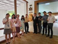 รศ.ดร.นพ.ปิยะวัฒน์ โกมลมิศร์ หัวหน้าศูนย์ความเป็นเลิศทางการแพทย์ด้านโรคตับ เรียนเชิญ รศ.นพ.ประเดิมชัย คงคำ   ผศ.นพ.นริศร ลักขณานุรักษ์   อ.พญ. มณีรัตน์ ชยานุภัทร์กุล  นพ.ต้องลักษณ์ ธีรศานติพันธ์  แพทย์ประจำบ้านต่อยอดสาขาวิชาโรคทางเดินอาหาร และเจ้าหน้าที่ ร่วมรับประทานอาหารกลางวัน ณ ห้องอาหารลอร์ดจิมส์ (Lord Jim’s Restaurant) โรงแรมแมนดาริน โอเรียนเต็ล กรุงเทพ